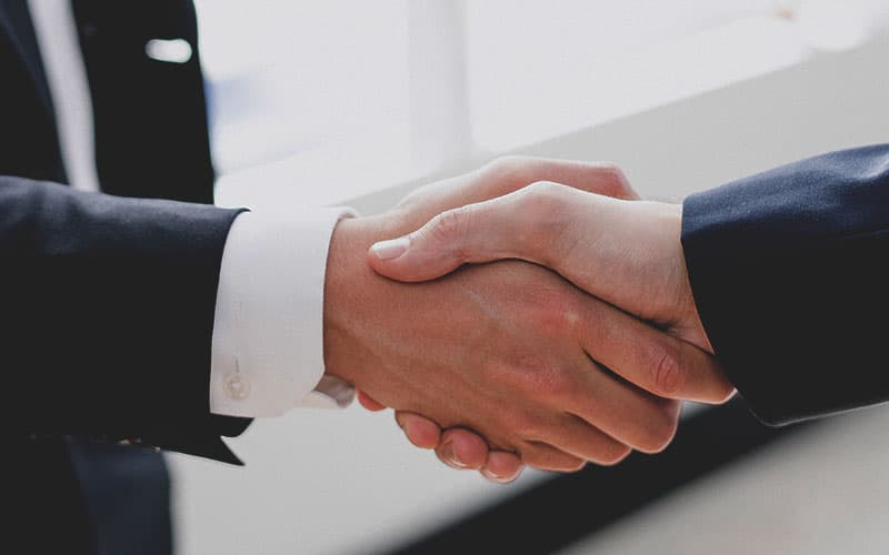 Poignée de main entre deux professionnels